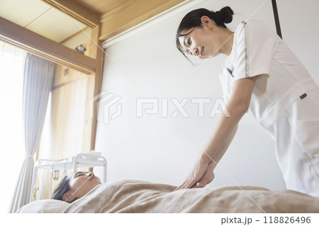 触診をする女性鍼灸師 触診をする女性鍼灸師 118826496
