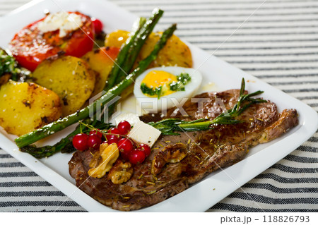 Fried beef loin with red currant 118826793