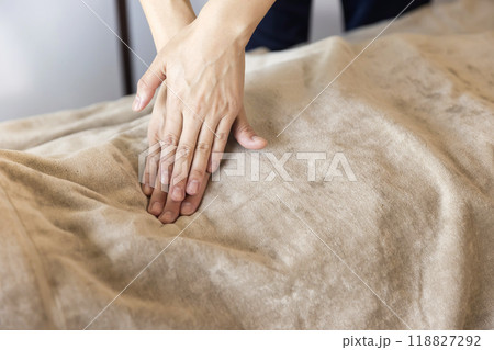 触診をする女性鍼灸師手元 118827292