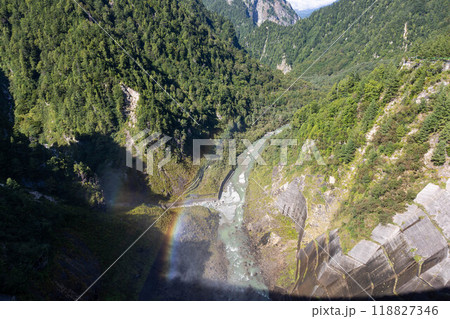 黒部峡谷にかかる虹　富山県立山町　黒部ダム 118827346