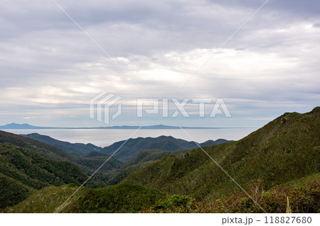 北海道　知床峠から見る北方領土　国後島 118827680