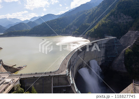 黒部湖を進む遊覧船 富山県立山町 黒部湖を進む遊覧船 富山県立山町 118827745
