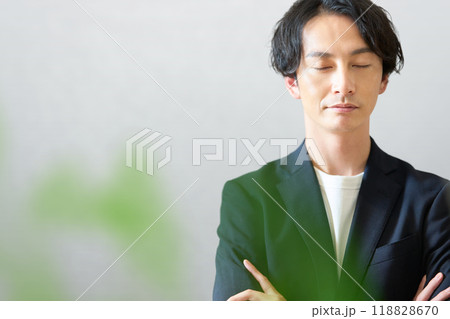 目を閉じて物思いにふける男性　ビジネスカジュアル 118828670