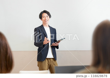 ホワイトボードの前に立って講義をする男性 ホワイトボードの前に立って講義をする男性 118828678