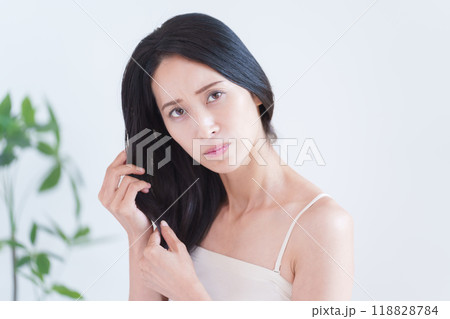 ダメージヘアに悩むミドル女性（枝毛・切れ毛） 118828784