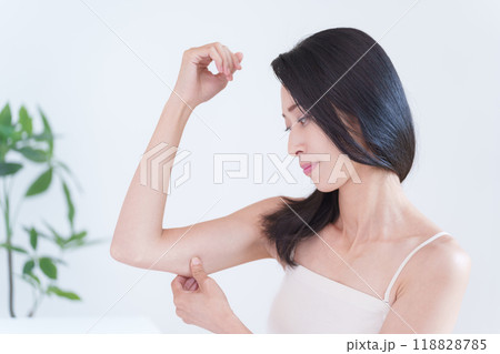 二の腕に悩む女性 118828785
