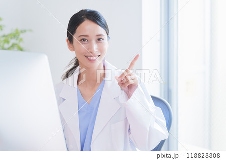 働く女性医師 働く女性医師 118828808