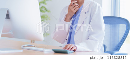 電卓で計算する女性医師 118828813