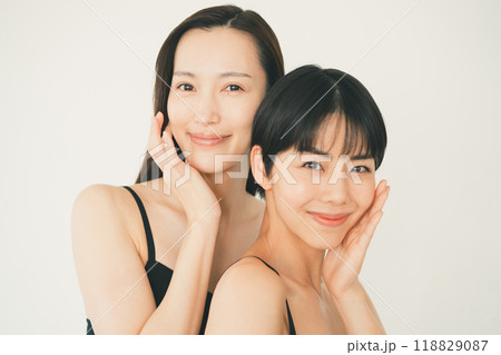 美容仲間の若い女性 美容仲間の若い女性 118829087