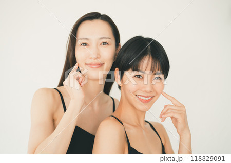 美容仲間の若い女性 118829091