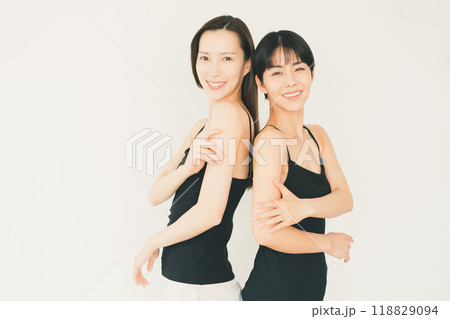 若い女性の二の腕ケア 若い女性の二の腕ケア 118829094