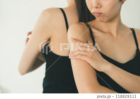 二の腕コンプレックスの女性 118829111