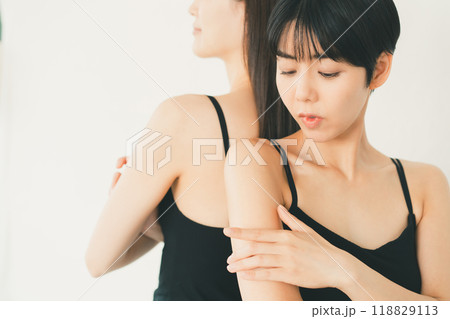 二の腕コンプレックスの女性 二の腕コンプレックスの女性 118829113
