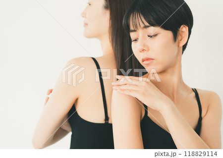 肩周りを気にする若い女性 118829114