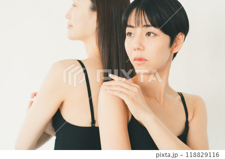 腕を気にする若い女性 118829116