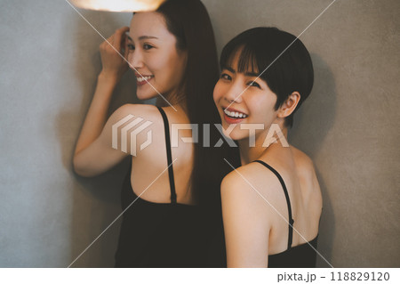女性の背中のスキンケア 118829120