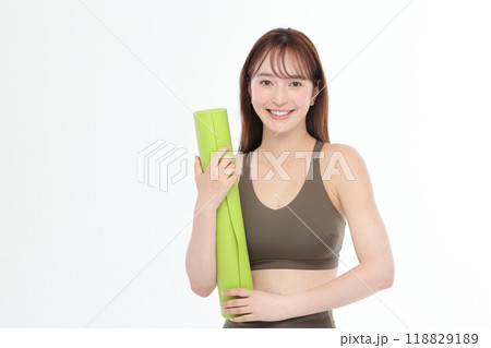 ヨガマットを持つ女性 118829189