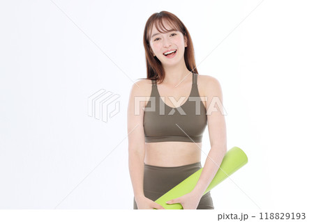 ヨガマットを持つ女性 118829193