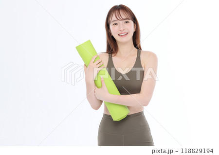 ヨガマットを持つ女性 118829194