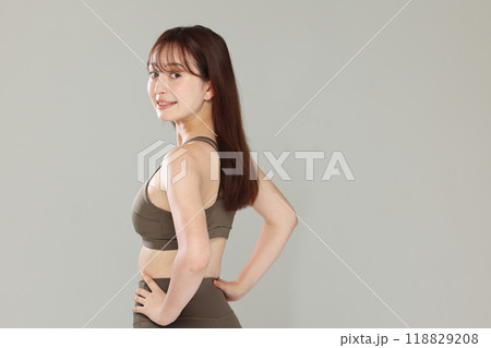 スポーツウェアの女性 118829208