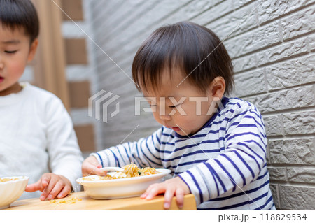 ベランダでご飯を食べる子供 118829534
