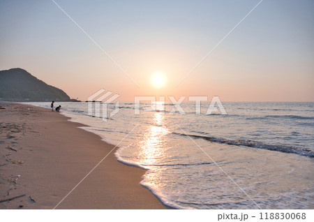 海と夕日 118830068