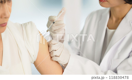 注射を受ける女性 118830478