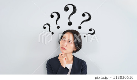疑問を持って考える女性ビジネスパーソン 118830516