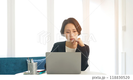 オフィスでノートパソコンを使う女性ビジネスパーソン 118830520