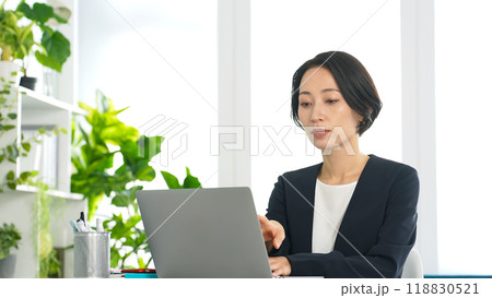 オフィスでノートパソコンを使う女性ビジネスパーソン オフィスでノートパソコンを使う女性ビジネスパーソン 118830521