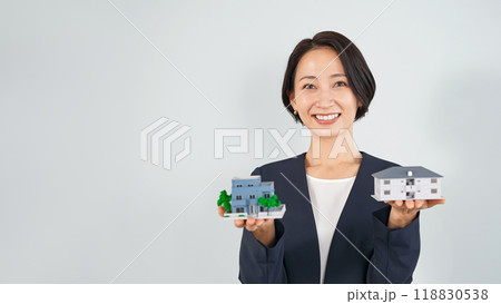 住宅模型を持つミドル女性 118830538