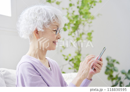 スマートフォンを使うシニア女性　リビングルーム 118830595