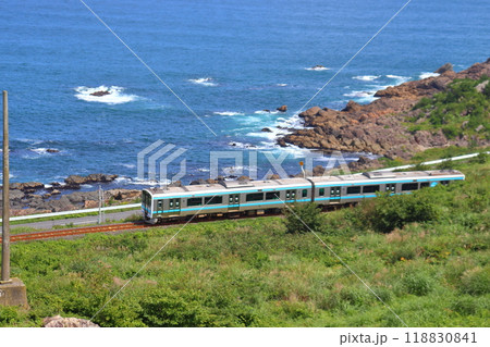 海沿いを走るキハE130系普通列車(JR八戸線) 海沿いを走るキハE130系普通列車(JR八戸線) 118830841