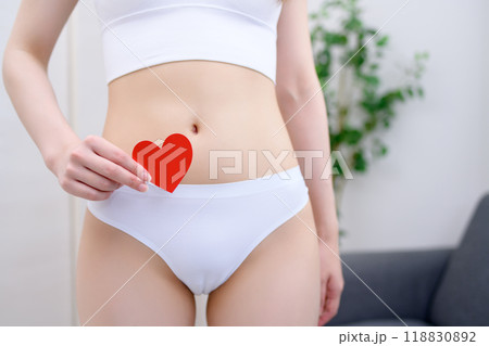 女性ならではの病気　悩み　診断　下腹部　PMS　ハートを持つ女性 118830892