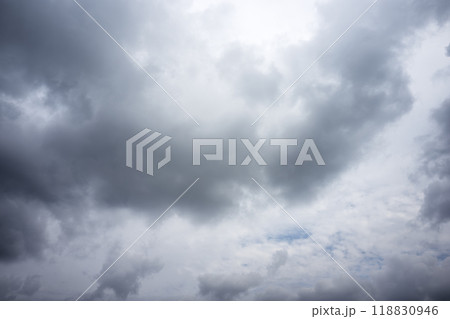 曇り空 雨天 雨雲 空 秋 イメージ 曇り空 雨天 雨雲 空 秋 イメージ 118830946