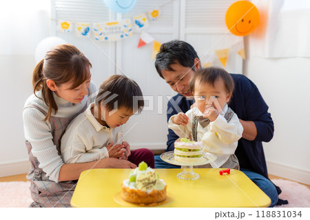 1歳男児の誕生日を祝う家族 1歳 1歳男児の誕生日を祝う家族 1歳 118831034