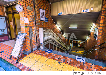 日本の東京都市景観　神田神保町・北向きに店が並ぶ古書店街の神保町駅。階段下に酒場…＝9月6日 118831072