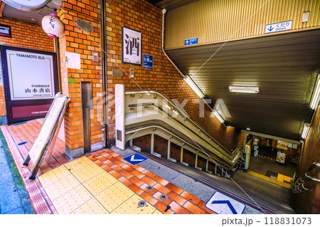 日本の東京都市景観　神田神保町・北向きに店が並ぶ古書店街の神保町駅。階段下に酒場…＝9月6日 118831073