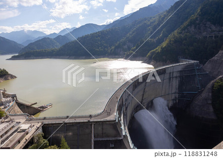 黒部ダム展望台から見る黒部湖　富山県立山町 118831248
