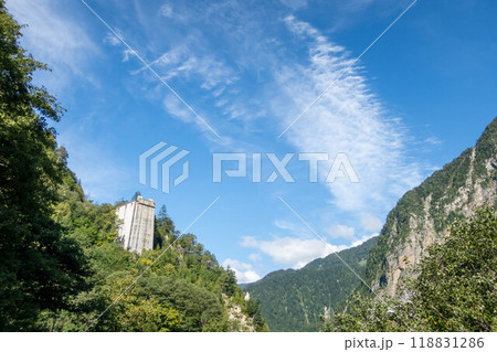 遊覧船のりば付近より北の空を見上げる 富山県立山町黒部ダム 遊覧船のりば付近より北の空を見上げる 富山県立山町黒部ダム 118831286