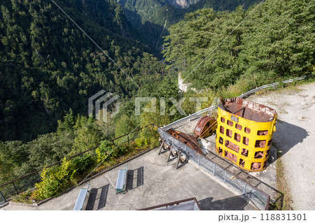 外階段途中に展示されたコンクリートバケット 富山県立山町黒部ダム 外階段途中に展示されたコンクリートバケット 富山県立山町黒部ダム 118831301