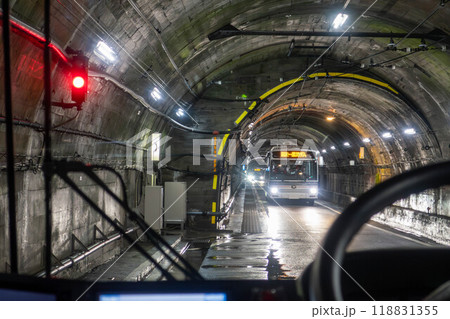 関電トンネルですれ違う電気バス 黒部ダム 関電トンネルですれ違う電気バス 黒部ダム 118831355