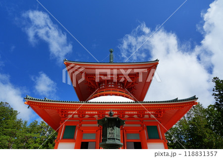 正面から見る金剛峯寺根本大塔と青空 118831357