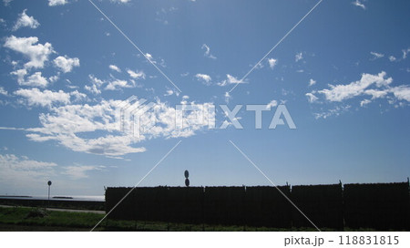 稲架掛け米と青空と日本海 稲架掛け米と青空と日本海 118831815