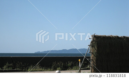 稲架掛け米と青空と日本海 稲架掛け米と青空と日本海 118831818