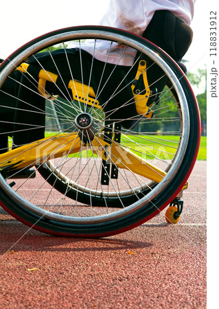 wheelchair race 118831912