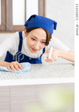 キッチンを掃除する家事代行サービスの女性 118832013