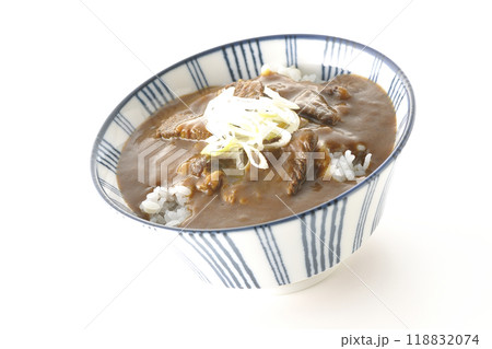ビーフカレー丼を白背景で撮影 118832074
