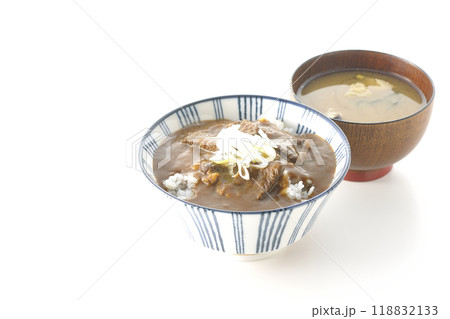 ビーフカレー丼と味噌汁を白背景で撮影 ビーフカレー丼と味噌汁を白背景で撮影 118832133