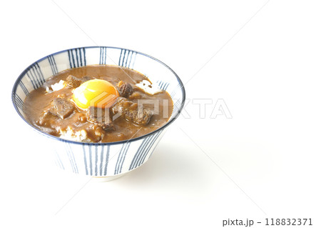 月見ビーフカレー丼を白背景で撮影 月見ビーフカレー丼を白背景で撮影 118832371
